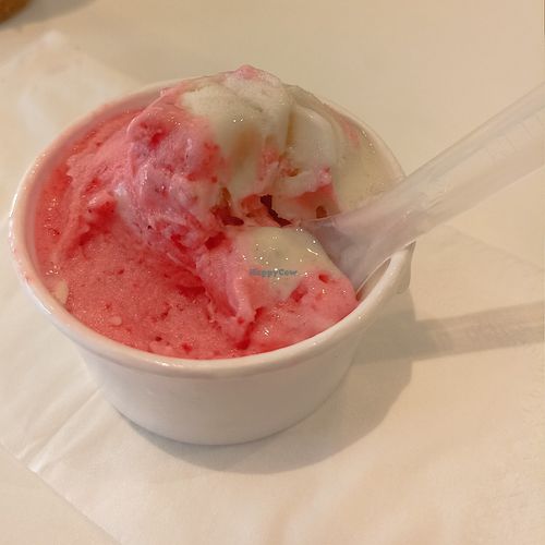 Pedi gelado de morango e de banana. É uma delícia, sabe mesmo a fruta. at Gelataria Gaya Gelato in Montijo