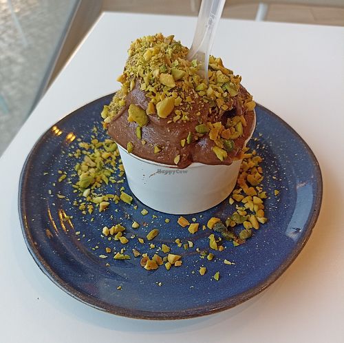 Gelado de chocolate e laranja, com topping de pistacho at Gelataria Gaya Gelato in Montijo