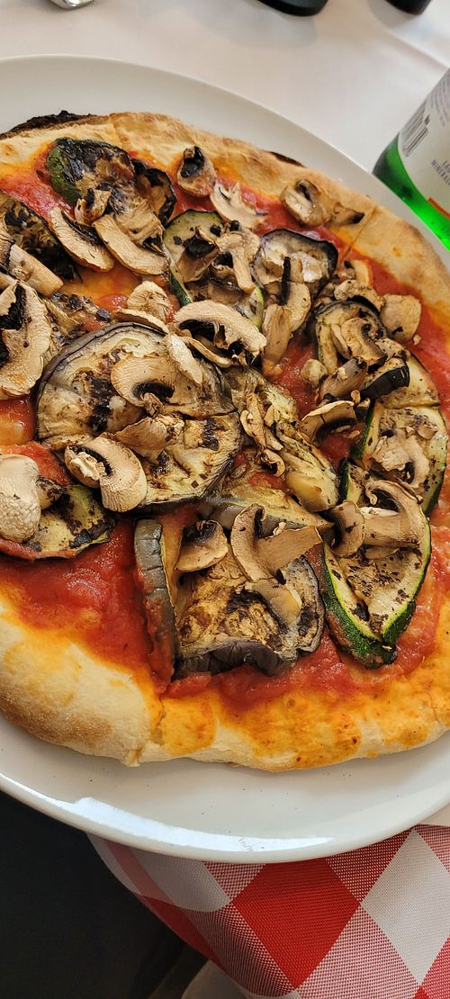 Vegetaria ohne Käse mit extra Pilzen at Pizzeria Santa Lucia in Schlangenbad