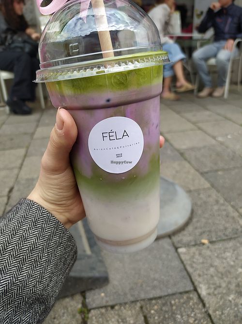 Ube Matcha Latte mit Hafermilch at FÉLA in Munich
