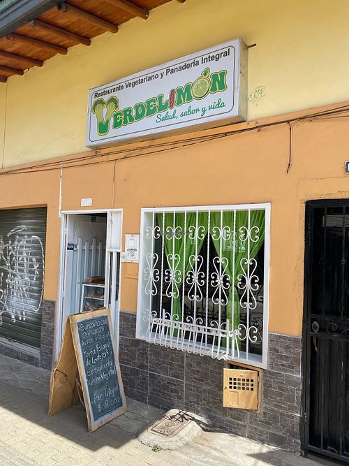 Ubicado en la calle peatonal de Marinilla  at VerdeLimón   in Marinilla