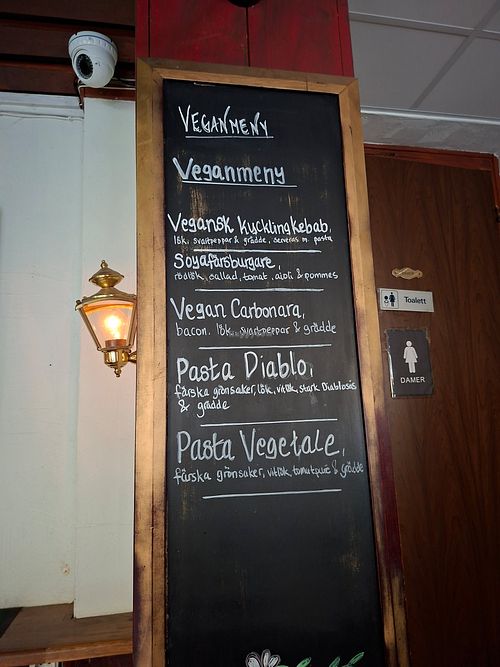 A clear vegan menu with five dishes on it. The staff was very nice and we had some good food. There was board games that we could loan that me and my table appreciated a lot at Kvilles Pasta House in Gothenburg