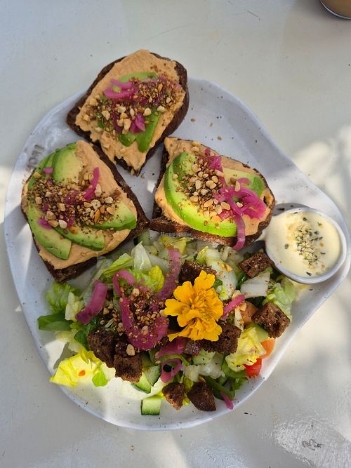 Avo and hummus toast at Mihomi in Schoten