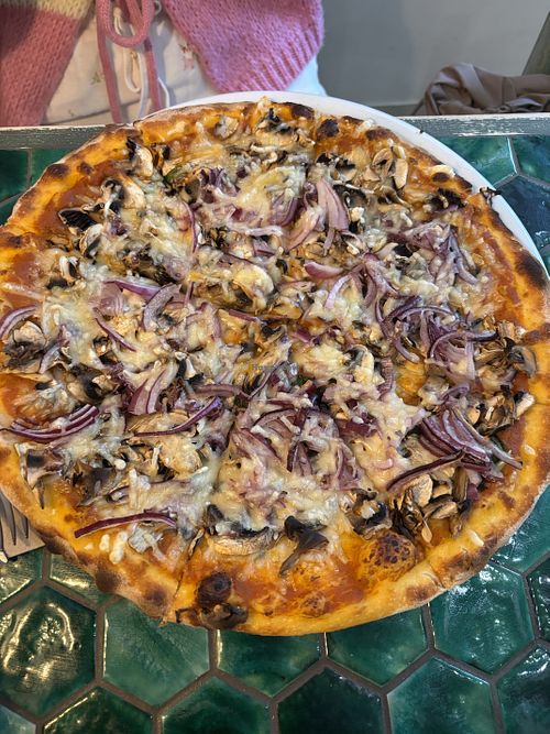 Pizza mit Zwiebeln, Pilzen und veganen Käse für 11€   at Trattoria L'Allegria in Alvor