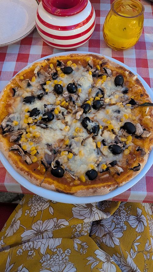 Olive, sweetcorn and mushroom pizza at Trattoria L'Allegria in Alvor