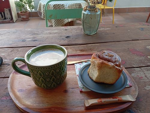 Café con leche (oat milk) and cinnamon roll at L'obrador d'en Funset in Llanca