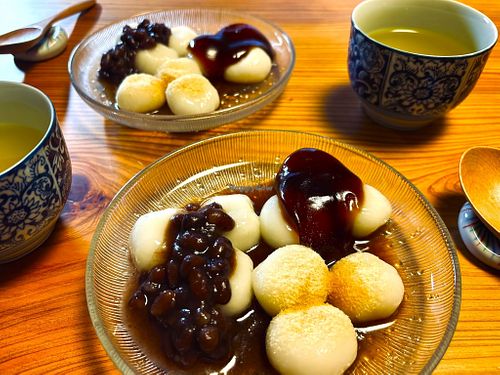 Chewy rice flour dumplings (shiratama), served with three classic Japanese flavors: sweet red bean paste (anko), nutty roasted soybean flour (kinako), and a sweet soy-based glaze ( at Chambre d'hôte Chaton in Mie