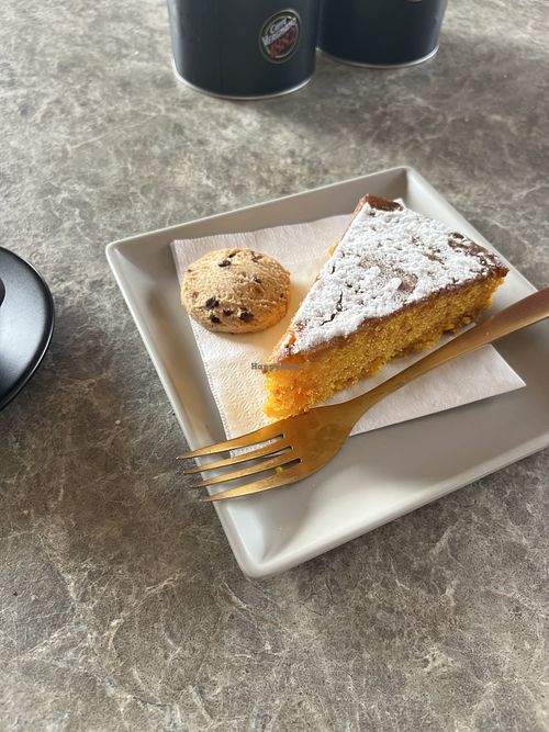 Vegan carrot cake and a cookie with chocolates  at Le Noir 2.4 in Peschiera Del Garda