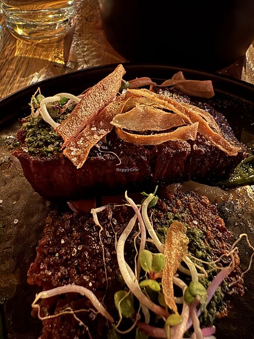 Zo lekker dit! De vegan bavette. Ik heb het besteld met pittige boontjes (uiteraard zonder de spekjes)  at Orries in Nieuw-vennep