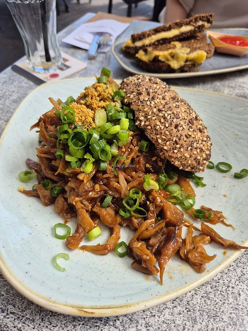 Pulled portobello broodje met bbq saus at De Hebberd Barneveld in Barneveld