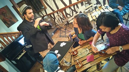 A little magic entertainment while you enjoy your delicious vegan tapas! at El Rastrel Etic Cafe in Salamanca