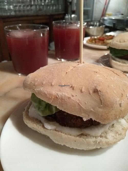 Mosto y hamburguesa at El Rastrel Etic Cafe in Salamanca