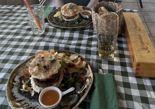 Vegan Burger and frietjes at Konoba Dominik in Kastel Novi