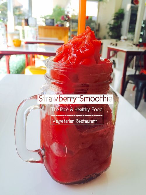 Strawberry smoothie at The Rice and Healthy Food ข้าวทิพย์ แอนด์ เฮลท์ฟู้ด in Bangkok