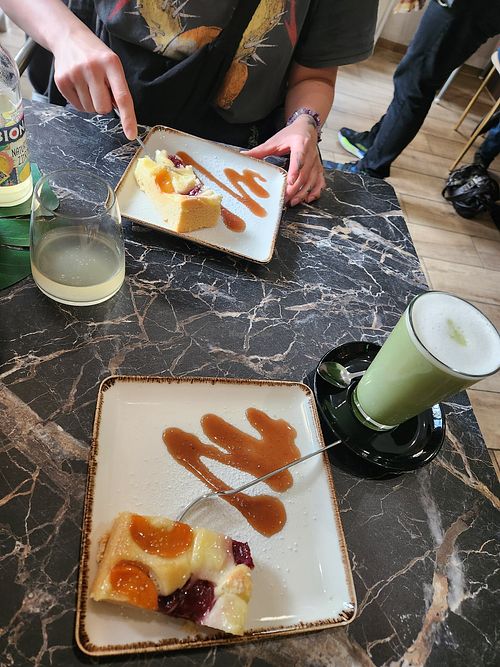Matcha Latte + Obstkuchen at Café Katzenwald in Wolfenbuettel