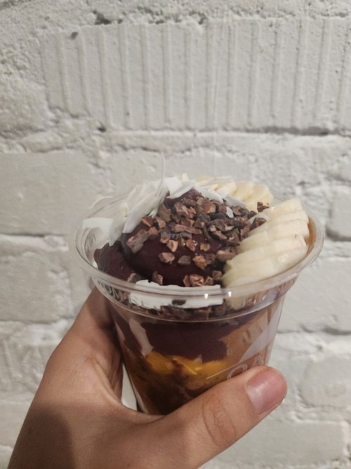 small bowl with banana, coconut, peanut butter and cacao nibs at Oakberry in Dusseldorf