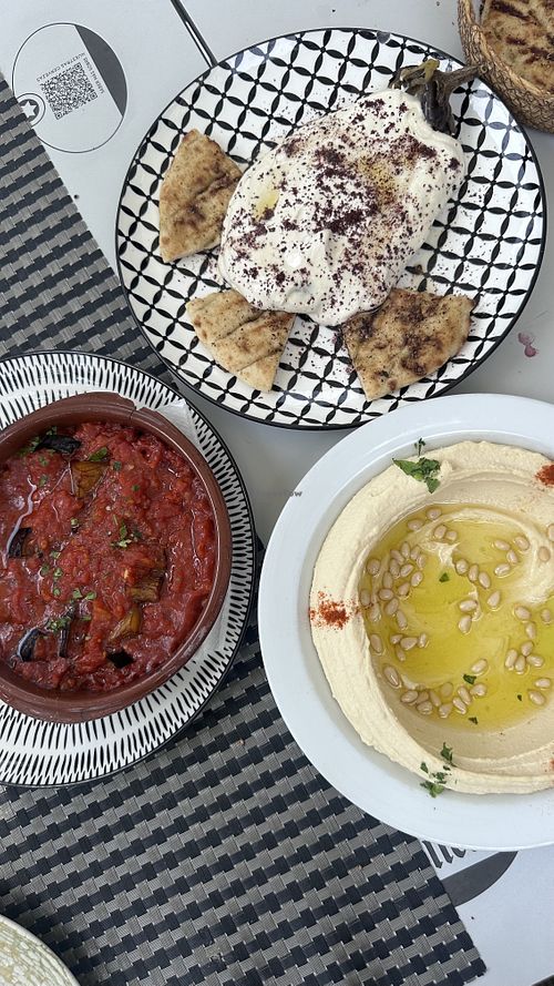 Berenjena asada, hummus tradicional   at Oriente-Spriz in Castelldefels