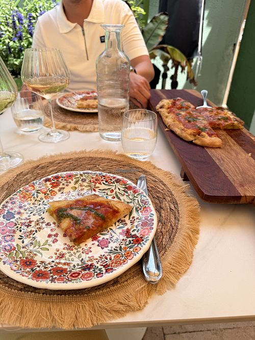 Pinsa als Vorspeise zum Teilen  at Brasserie Biscuit in Antibes