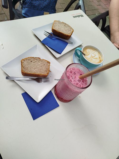 Bizcocho vegano de plátano y canela, café con leche de avena y strawberry taro at Sopela Taberna in Portugalete