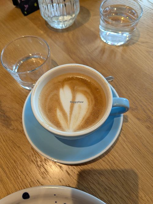 Latte macchiato mit Hafermilch und vegetarische Stulle at KÆF. Rösterei & Café GmbH in Norderstedt