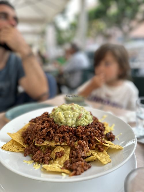 Nachos con carne picada vegana, pico de gallo, queso vegano fundido y guacamole.   at La Azotea in Lleida