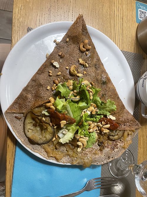 Base galette printanière sans emmental avec ajout de fondue de fenouil et éclats de noix de cajou  at Creperie Du Theatre in Perpignan