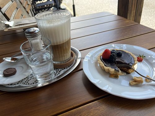 Veganes Schokotartlett und Latte mit Haferdrink  at Zucker Zwerg  in Oy-mittelberg