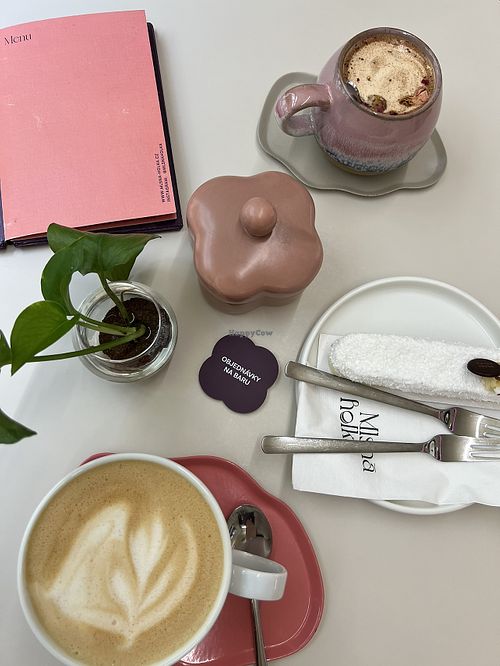 Latte Macchiato und Chai Latte mit Hafermilch + Kokos-Dessert  at Mlsná Holka in Brno