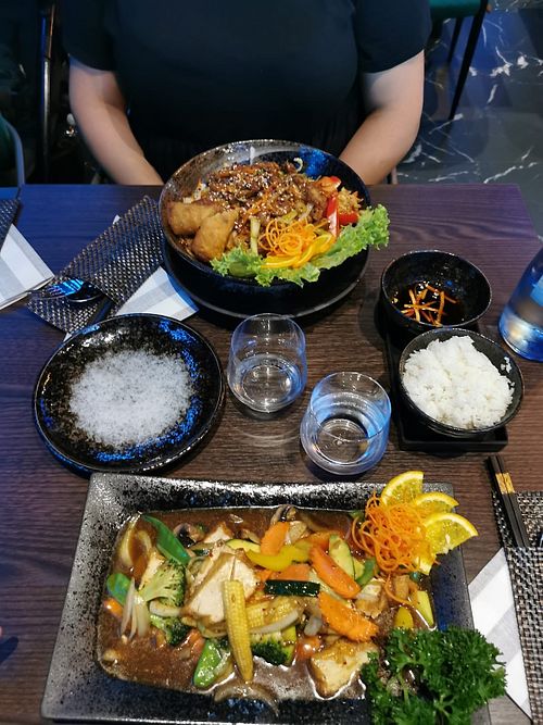 Gebratene vegi Ente mit Reisbandnudeln, Rohkost und hausgemachter Sojasoße 

Gebratener Tofu mit Gemüse, Sojasoße und Jasminreis at Sen Freiburg - Taste of Asia in Freiburg