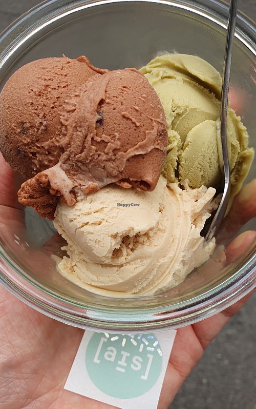 Schoko, Haselnuss und Pistazie - all vegan at [ais] - Neusser in Cologne