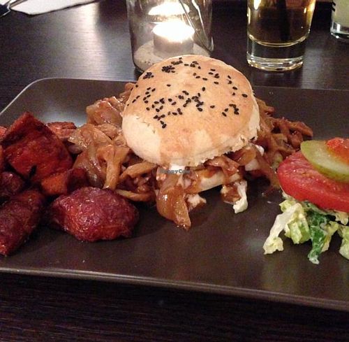 vegan pulled pork burger & sweet potato fries at Anchors & Hearts in Hamburg