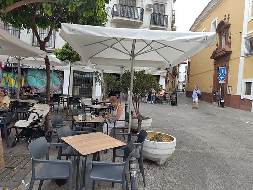 Outdoor and indoor seating at Café-Bar Los Dardos in Sevilla