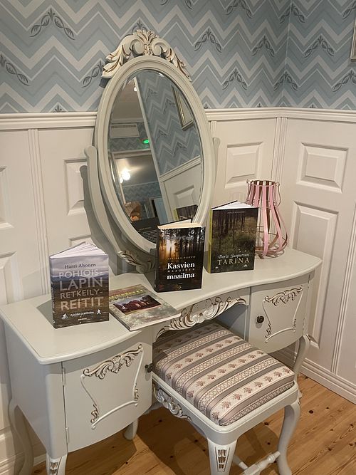 Some books  at Teehuone Taigahetki in Kemijaervi