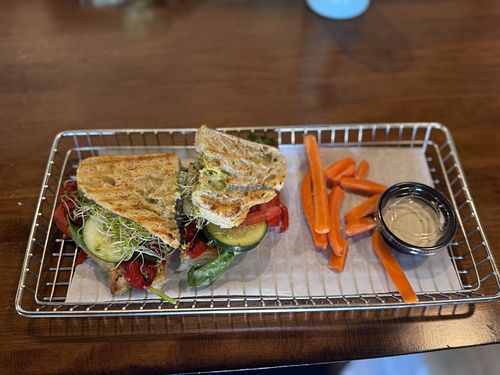 Hummus broodje met verse groenten   at The Alley in Gillette