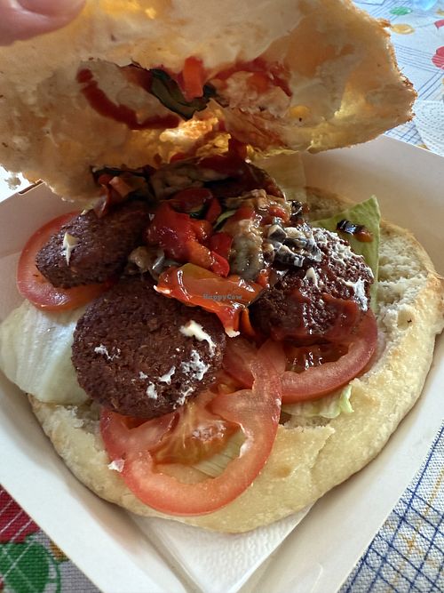 Panino fatto con impasto della pizza, buonissimo. Al suo interno falafel, insalata e verdure grigliate. Le salse le ho aggiunte io.  at Pizzeria Rivalta Inforna in Turin