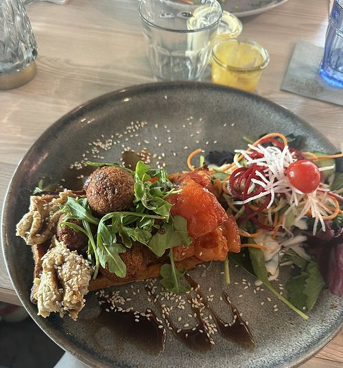 Kartoffel-Waffel “1001 Nacht” -&gt; mit Humus, Falafeln, Granatapfelcreme, Tomaten und Salat   at Heiter & Herrlich in Bochum