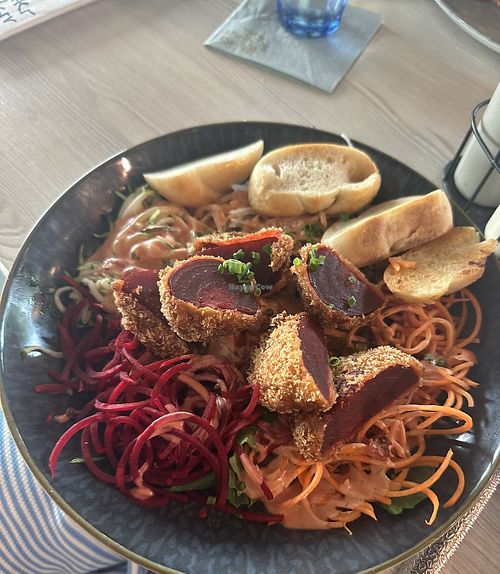 Salat mit Rote Beete Talern und Knoblauchbrot   at Heiter & Herrlich in Bochum