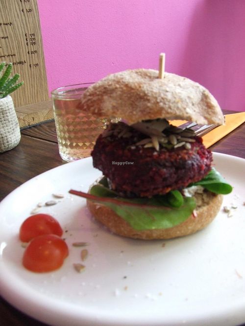 beetrootburger at Theekamer Pien in Breda