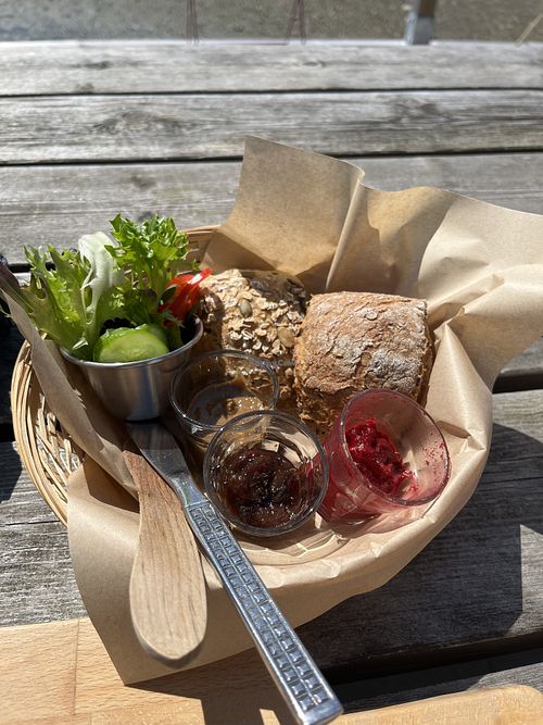 Brot mit Aufstrich  at Lottas Bak&Form in Bleket