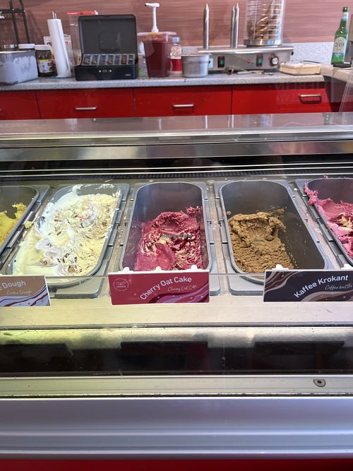 Cherry Oat Cake (vegan und klar ausgeschildert)  at Janny's Eis in Ludwigslust