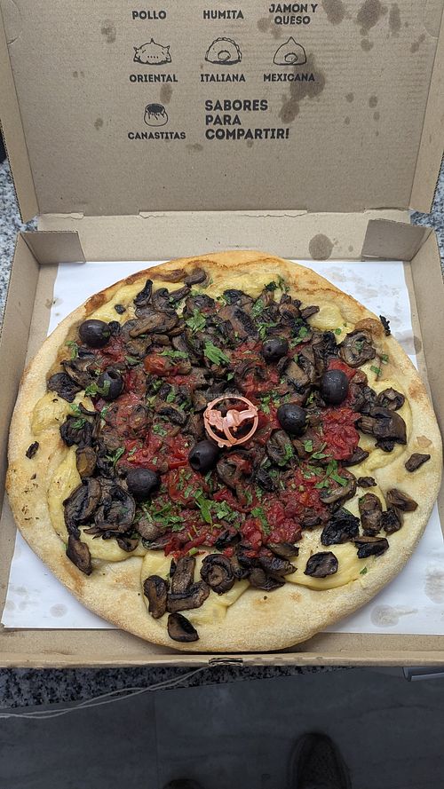 Pizza de hongos (mira la cantidad de ingredientes!) at Sale e Pepe in Buenos Aires