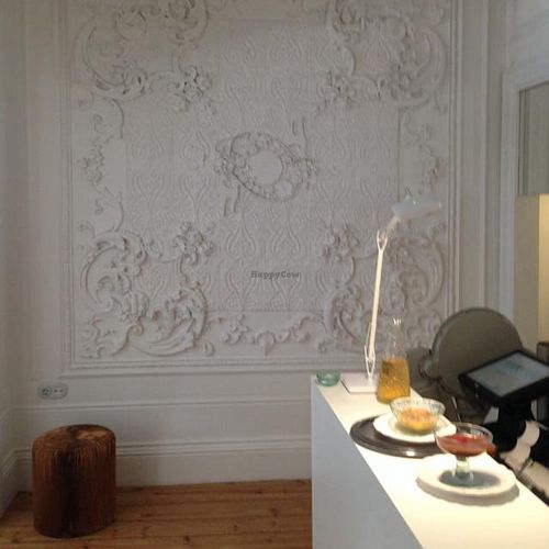 Inside view: Reception area at Em Carne Viva in Porto