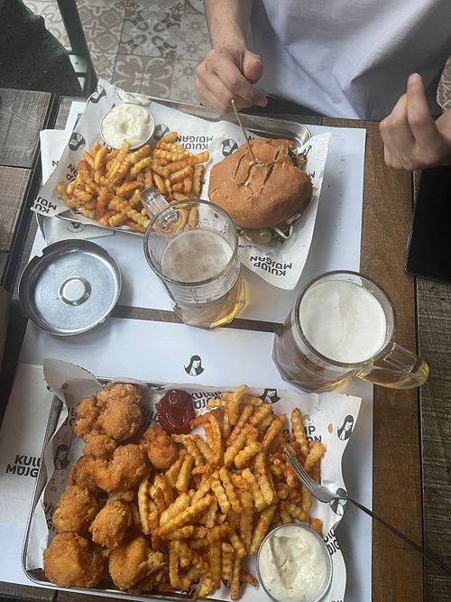 Cauliflower fry (bottom) and vegan burger (top) accompanied by Carlsbergs  at Kulüp Mujgan in Ankara