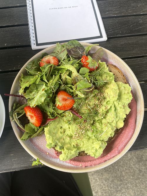 Schnitte mit Avocadocreme, Granatapfel, Kresse und rote Bete-Hummus  at Café Janosch in Deggendorf