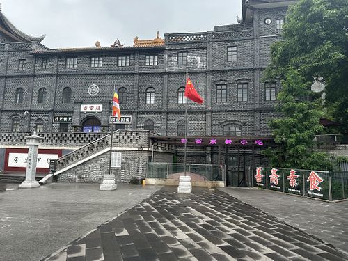 Entrance is at the right side of the temple  at Ciyun Temple Shanzhaisu Restaurant in Chongqing