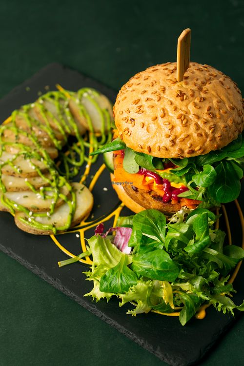 Espartana  
Descubre el intenso sabor de nuestra «Espartana», una deliciosa carne vegetal artesanal elaborada a partir de calabaza, berenjena, cebolla y champiñones salteados. Este plato se complementa con tiernos calabacines y olivas verdes at Logan's Garden in Madrid