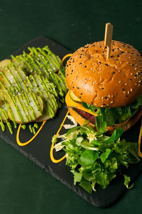 Red Dragon 
Carne vegetal artesana hecha de garbanzos, remolacha y tomate seco, acompañada de calabacín, berenjena y calabaza horneada, espinacas, salsa de mostaza dulce, veganesa y nuestro delicioso brioche vegano. at Logan's Garden in Madrid