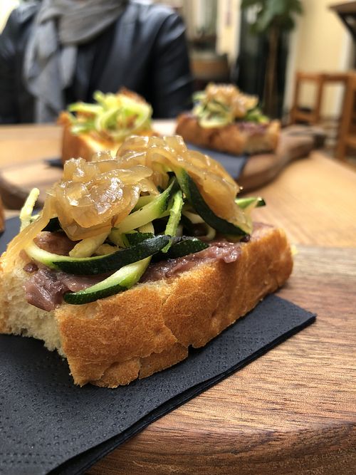 Chicchetto con crema di radicchio, zucchine e cipolla caramellata   at Patrick's Winery in Veneto