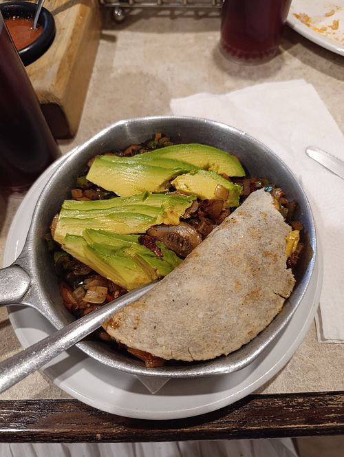 Platillo vegetariano sin queso, contiene pimiento morrón, champiñones, jitomate, cebolla y aguacate at Restaurante Verónica in Chihuahua