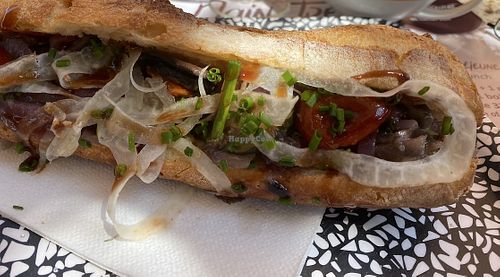 Das vegetarische Sandwich (bestellt ohne Käse und Vinaigrette ohne Honig, das Gemüse ist in Öl gegrillt)  at Au Coin du Paint're in Giverny
